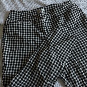 Women’s Versona Checkered Leggings - Black and White. Front pockets.
